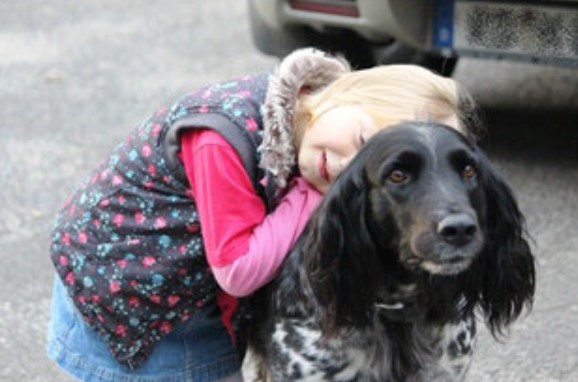 Ребенок с собакой